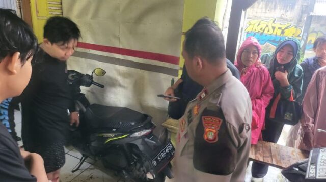 Anggota Polsek Cikarang Barat saat melakukan penyelidikan awal aksi curanmor (pencuriaan sepeda motor) di Kampung Jarakosta, Desa Sukadanau, Kecamatan Cikarang Barat, Kabupaten Bekasi yang terjadi pada Jum;at (22/05) lalu.