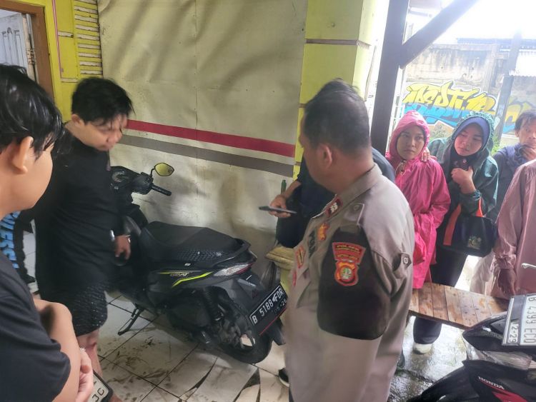 Anggota Polsek Cikarang Barat saat melakukan penyelidikan awal aksi curanmor (pencuriaan sepeda motor) di Kampung Jarakosta, Desa Sukadanau, Kecamatan Cikarang Barat, Kabupaten Bekasi yang terjadi pada Jum;at (22/05) lalu.