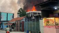 Kebakaran melanda sejumlah bangunan di Jalan Mad Boich Idris, Kampung Rawajulang, Desa Gandamekar, Kecamatan Cikarang Barat, Kabupaten Bekasi, pada Minggu (31/05) sore.