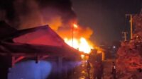kebakaran rawajulang cikarang barat Hingga Minggu (31/05) malam sekira pukul 19.30 WIB api masih berkobar dan upaya pemadaman masih terus dilakukan oleh petugas Pemadam Kebakaran di di Kampung Rawajulang, Desa Gandamekar, Kecamatan Cikarang Barat, Kabupaten Bekasi.