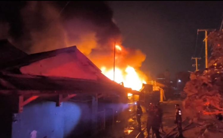 Hingga Minggu (31/05) malam sekira pukul 19.30 WIB api masih berkobar dan upaya pemadaman masih terus dilakukan oleh petugas Pemadam Kebakaran di di Kampung Rawajulang, Desa Gandamekar, Kecamatan Cikarang Barat, Kabupaten Bekasi.