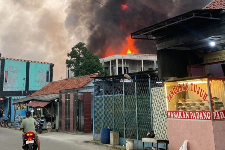 Kebakaran melanda sejumlah bangunan di Jalan Mad Boich Idris, Kampung Rawajulang, Desa Gandamekar, Kecamatan Cikarang Barat, Kabupaten Bekasi, pada Minggu (31/05) sore.