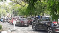 Arus lalu lintas di sekitar Komplek Perkantoran Pemkab Bekasi mengalami kemacetan parah pada Senin (04/05) pagi. Kemacetan ini disebabkan oleh banyaknya keluarga jemaah haji Kelompok Terbang (Kloter) 18 yang datang untuk mengantar kerabat mereka dalam acara pelepasan haji di Gedung Swatantra Wibawamukti.