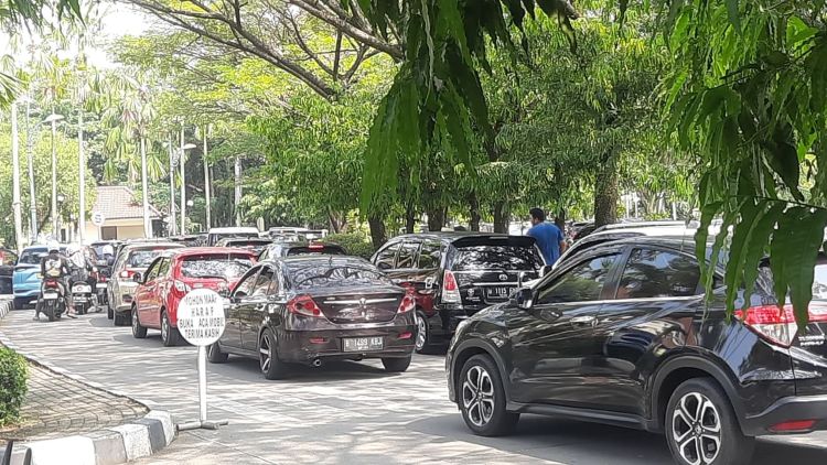 Arus lalu lintas di sekitar Komplek Perkantoran Pemkab Bekasi mengalami kemacetan parah pada Senin (04/05) pagi. Kemacetan ini disebabkan oleh banyaknya keluarga jemaah haji Kelompok Terbang (Kloter) 18 yang datang untuk mengantar kerabat mereka dalam acara pelepasan haji di Gedung Swatantra Wibawamukti.
