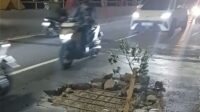 Kondisi lubang di Flyover Tegal Gede Desa Pasirsari, Kecamatan Cikarang Selatan, Kabupaten Bekasi, Kamis (07/05) malam. Warga memasang batang pohon sebagai penanda agar pengendara lebih berhati-hati saat melintas.