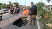 Lubang dengan diameter sekitar 1,5 meter dan kedalaman mencapai satu meter di Jalan Inspeksi Kalimalang, Kecamatan Cibitung, Kabupaten Bekasi.