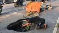 Lubang besar yang muncul di Jalan Inspeksi Kalimalang, Desa Cibuntu Kecamatan Cibitung, Kabupaten Bekasi diduga dipicu kerusakan atau amblesnya saluran irigasi (gorong-gorong) yang berada di bawah ruas Jalan tersebut.
