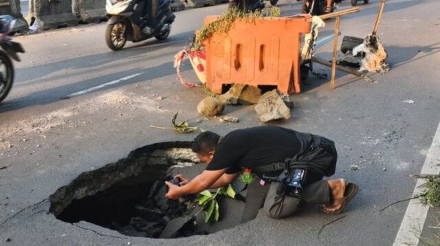 Lubang besar yang muncul di Jalan Inspeksi Kalimalang, Desa Cibuntu Kecamatan Cibitung, Kabupaten Bekasi diduga dipicu kerusakan atau amblesnya saluran irigasi (gorong-gorong) yang berada di bawah ruas Jalan tersebut.