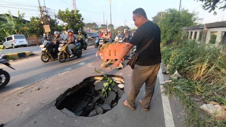 Lubang dengan diameter sekitar 1,5 meter dan kedalaman mencapai satu meter di Jalan Inspeksi Kalimalang, Kecamatan Cibitung, Kabupaten Bekasi.