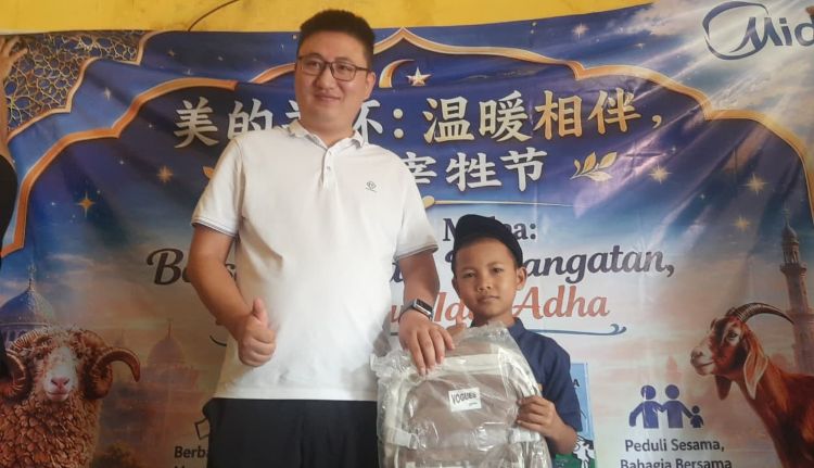 Perwakilan Management Expatriate PT Jaya Refrigeration Equipment (Midea Indonesia)  Mr. Shuanshuan Dai saat memberikan bantuan secara simbolis kepada salah seorang penerima manfaat.