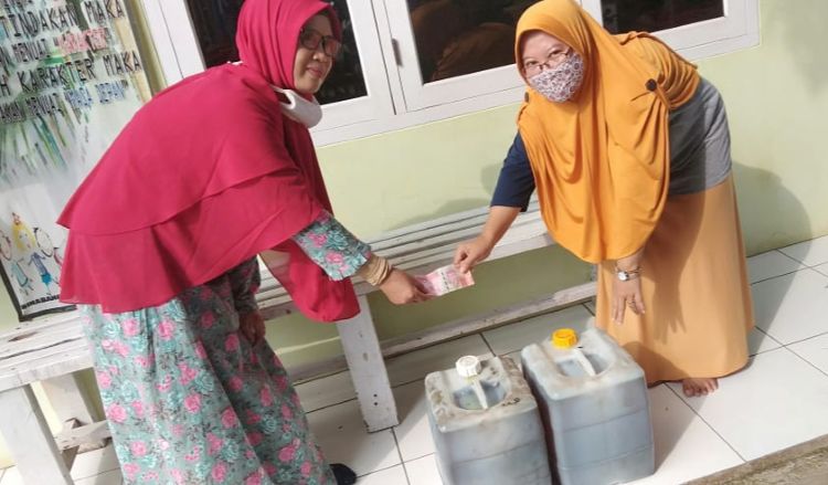 Melalui program pengumpulan minyak jelantah dari donasi warga, Posyandu Edelweiss A Tambun Selatan berhasil mengubah limbah rumah tangga menjadi sumber pendanaan yang bermanfaat.