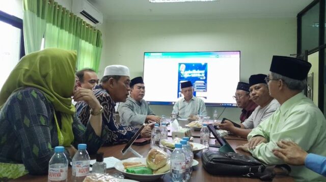 Ketua MUI Kabupaten Bekasi, KH Prof Mahmud saat memimpin rapat persiapan Lomba Sholawat dalam memperingati Milad MUI ke-51 pada tahun 2026, Rabu (13/05).