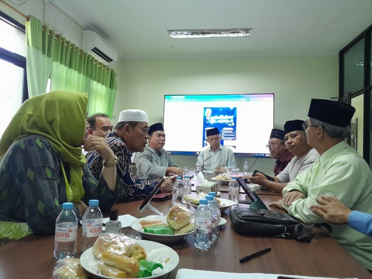 Ketua MUI Kabupaten Bekasi, KH Prof Mahmud saat memimpin rapat persiapan Lomba Sholawat dalam memperingati Milad MUI ke-51 pada tahun 2026, Rabu (13/05).