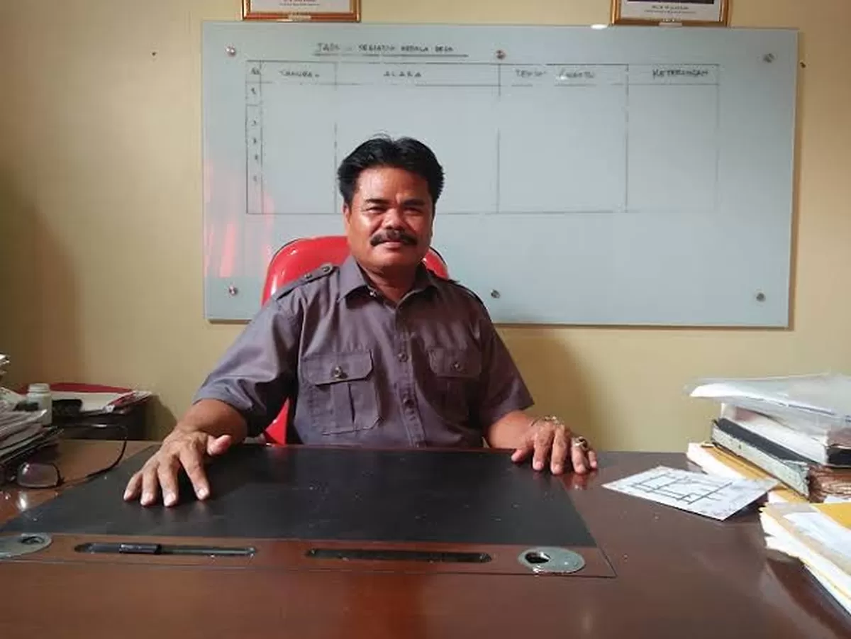 Kepala Desa Burangkeng, Nemin.