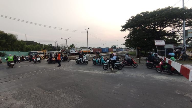 Perlintasan sebidang Lemahabang di Desa Simpangan, Kecamatan Cikarang Utara, Kabupaten Bekasi.