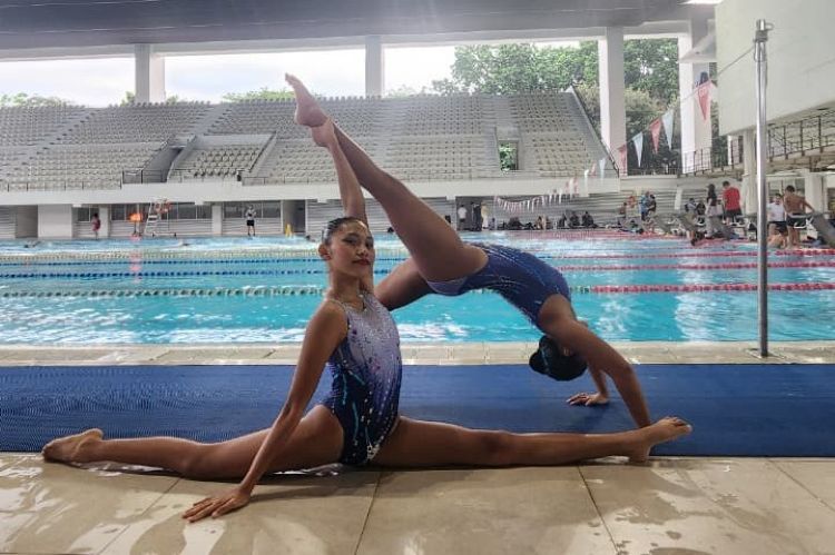 atlet renang artistik Kabupaten Bekasi, Vanessa Mutiara Larasaty dan Laura Nadia Latifa meraih medali perak di Kejuaraan Nasional (Kejurnas) Akuatik 2026 yang berlangsung di Stadion Akuatik Gelora Bung Karno (GBK), Jakarta, pada 5–7 Mei 2026.