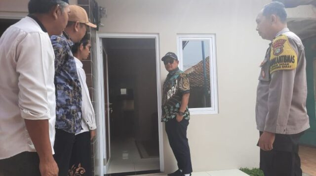 Penyerahan bantuan rumah layak huni oleh PT Harrosa Darma Nusantara di Desa Danau Indah, Kecamatan Cikarang Barat, Kabupaten Bekasi, Jum'at (22/05).