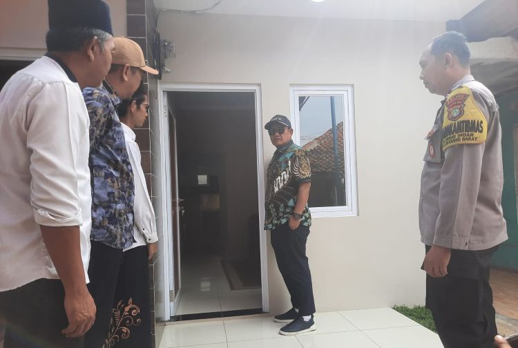 Penyerahan bantuan rumah layak huni oleh PT Harrosa Darma Nusantara di Desa Danau Indah, Kecamatan Cikarang Barat, Kabupaten Bekasi, Jum'at (22/05).