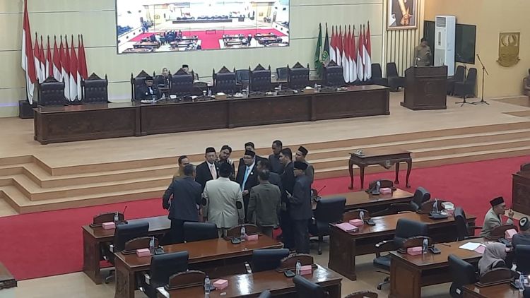 Meski parpurna sempat di-skorsing, DPRD Kabupaten Bekasi akhirnya menyetujui rencana kerjasama antara Pemerintah Daerah dengan PT Asiana Tehnologies Lestary dalam penanganan sampah di TPA Burangkeng.