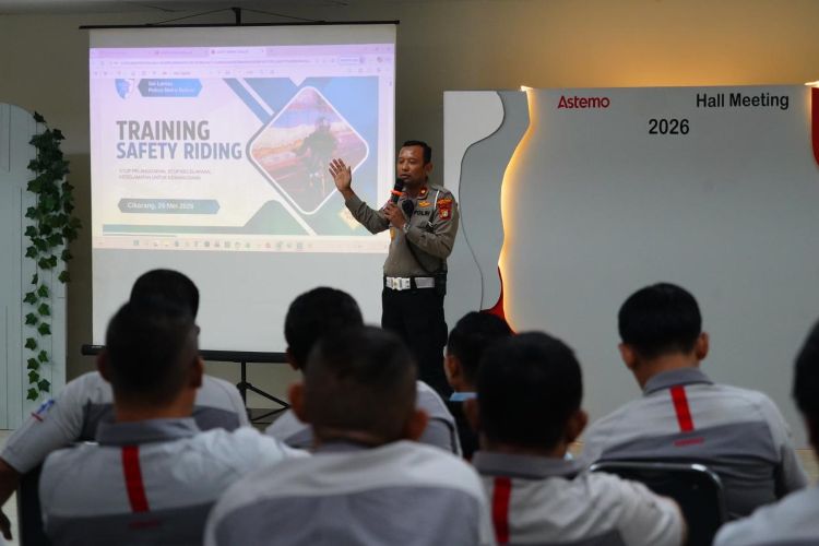 Kasat Lantas Polres Metro Bekasi, Kompol Sugihartono, saat memberikan materi Safety Riding dalam acara Kunjungan dan Silaturahmi Kamtibmas Polres Metro Bekasi yang digelar di PT Astemo Bekasi Manufacturing, Cikarang Utara, Selasa (26/05).