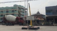 tugu warung bongkok Mei 2026 Tugu Bambu Runcing di pertigaan Warung Bongkok, Desa Sukadanu, Kecamatan Cikarang Barat, Kabupaten Bekasi tidak dapat kembali tegak seperti semula karena diduga mengalami kerusakan mendalam pada bagian fondasinya.