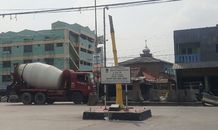 Tugu Bambu Runcing di pertigaan Warung Bongkok, Desa Sukadanu, Kecamatan Cikarang Barat, Kabupaten Bekasi tidak dapat kembali tegak seperti semula karena diduga mengalami kerusakan mendalam pada bagian fondasinya.