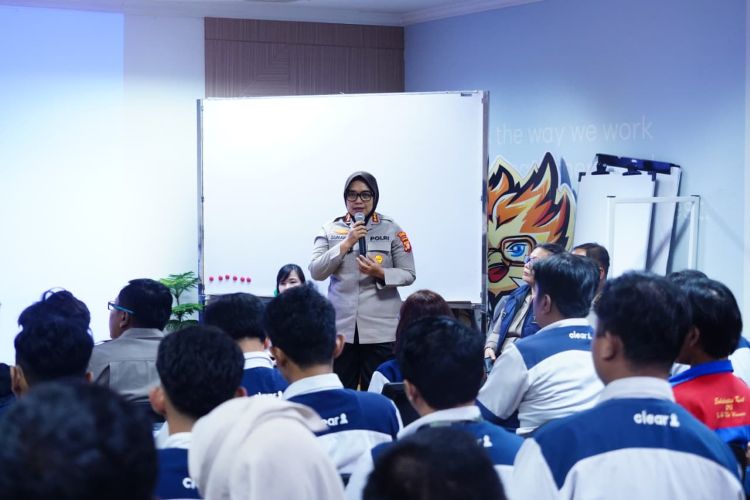 Kapolres Metro Bekasi, Kombes Sumarni, mengimbau para karyawan pabrik di Kabupaten Bekasi untuk menjauhi penyalahgunaan narkotika hingga obat keras seperti Tramadol dan Eximer