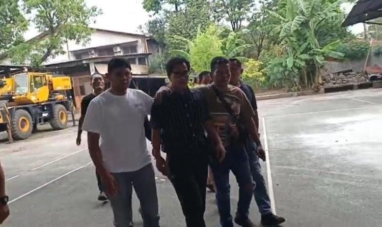 Tersangka HW saat digelandang anggota Satuan Reserse Kriminal Polres Metro Bekasi.