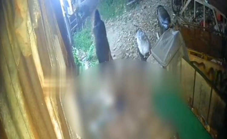 Screenshoot rekaman CCTV saat salah seorang pelaku menyeret korban HNW (16) yang sudah dalam keadaan tak berdaya.