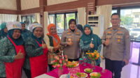 Kapolres Metro Bekasi, Kombes Sumarni didampingi Kapolsek Cikarang Pusat, AKP Elia Umboh saat mengecek menu Lomba Memasak Hari Bhayangkara ke 80 yang disiapakan TP PKK Kecamatan Cikarang Pusat