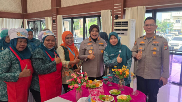 Kapolres Metro Bekasi, Kombes Sumarni didampingi Kapolsek Cikarang Pusat, AKP Elia Umboh saat mengecek menu Lomba Memasak Hari Bhayangkara ke 80 yang disiapakan TP PKK Kecamatan Cikarang Pusat