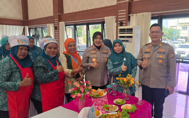 Kapolres Metro Bekasi, Kombes Sumarni didampingi Kapolsek Cikarang Pusat, AKP Elia Umboh saat mengecek menu Lomba Memasak Hari Bhayangkara ke 80 yang disiapakan TP PKK Kecamatan Cikarang Pusat