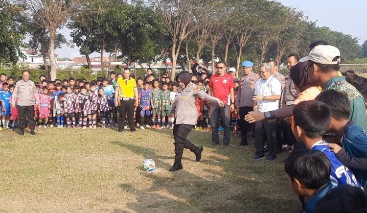 Kick Off Turnamen Sepak Bola U-9, U-10, dan U-11 dalam rangka Hari Bhayangkara ke-80 di Lapangan Botanical Garden, Kelurahan Sertajaya, Kecamatan Cikarang Timur, Kabupaten Bekasi, Sabtu (20/06) pagi.