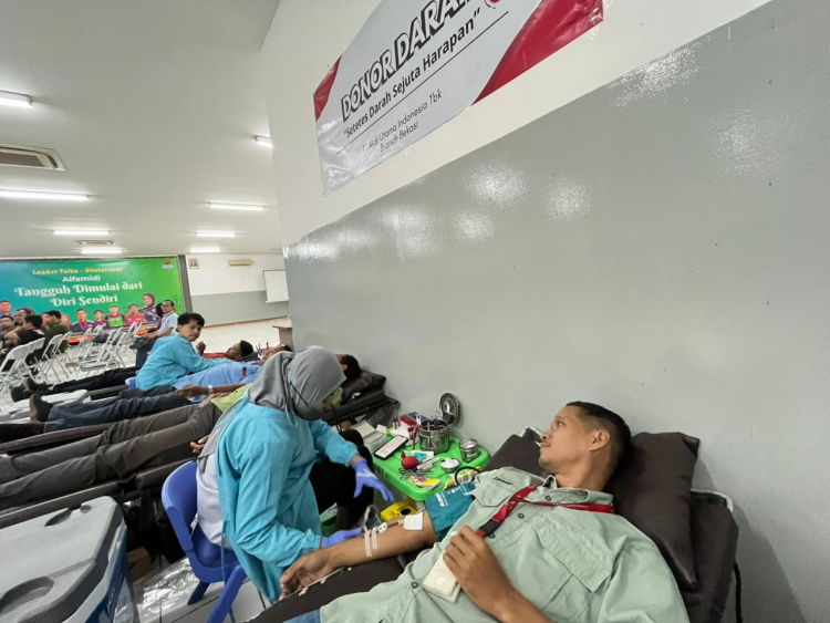 Alfamidi Cabang Bekasi menggelar kegiatan donor darah di Kantor Cabang Bekasi, Selasa (09/06). Kegiatan yang rutin dilaksanakan bekerja sama dengan Unit Transfusi Darah (UTD) PMI Kabupaten Bekasi inj dan diikuti oleh karyawan office maupun warehouse Alfamidi.