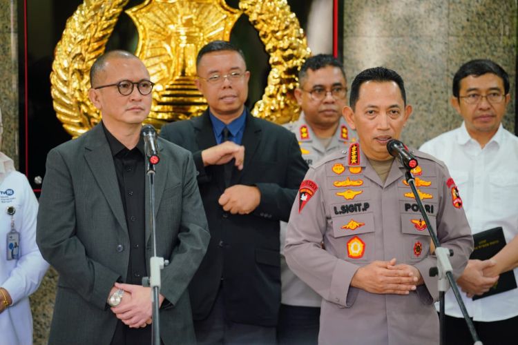 Kapolri Jenderal Listyo Sigit Prabowo usai menerima audiensi dengan pihak TVRI di Gedung Utama Mabes Polri, Jakarta Selatan, Rabu (10/06) kemarin.
