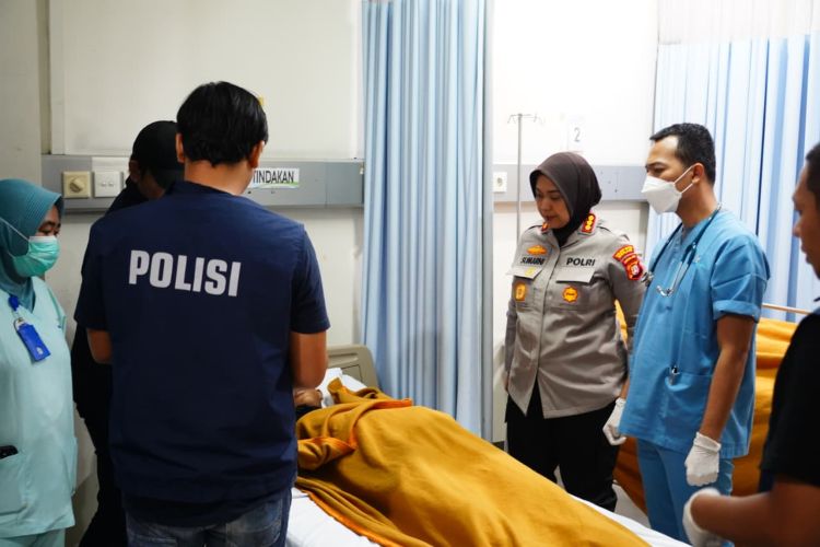 Kapolres Metro Bekasi, Kombes Sumarni menjenguk korban atas insiden tragis yang terjadi saat kegiatan Sisingaan di Kampung Cibeureum, RT 03 RW 03, Desa Mekarmukti, Kecamatan Cikarang Utara, Kabupaten Bekasi, Selasa (02/06) petang.