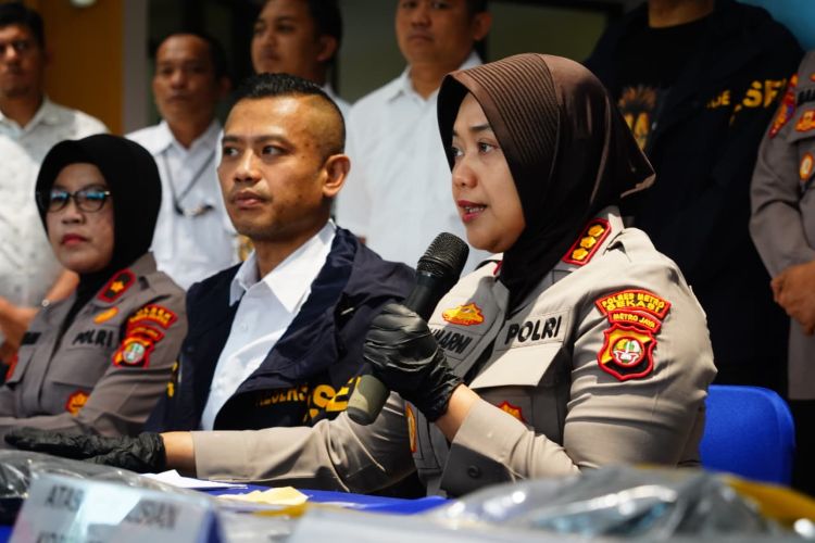 Kapolres Metro Bekasi, Kombes Sumarni saat menggelar pers confrence kasus pembunuhan WNA Korea Selatan di Tambun Selatan, Kabupaten Bekasi, Selasa (02/06).