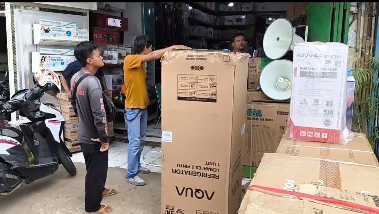 Pedagang elektronik di Pasar Cikarang, Kecamatan Cikarang Utara, Kabupaten Bekasi.