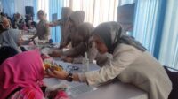 Layanan pemeriksaan kesehatan mata dan pembagian kaca mata gratis yang digelar Polda Metro Jaya bersama Polres Metro Bekasi, Kamis (25/06).