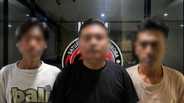 Petugas Satres Narkoba Polres Metro Bekasi berhasil mengamankan tiga pria yang diduga terlibat dalam peredaran obat keras jenis Tramadol dan Hexymer di lokasi yang berbeda di wilayah Cikarang Utara dan Cikarang Selatan.
