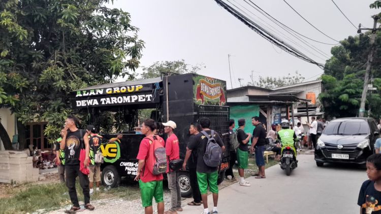 Peristiwa tragis terjadi saat kegiatan Sisingaan di Kampung Cibeureum RT 03 RW 03, Desa Mekarmukti, Kecamatan Cikarang Utara, Kabupaten Bekasi, pada Selasa (02/06) sore. Lima orang yang bertugas menarik dan mendorong gerobak sound system hiburan kesenian asal Alan Group Dewa Tarompet Kabupaten Subang itu dilaporkan tersengat aliran listrik, 3 diantaranya meninggal.