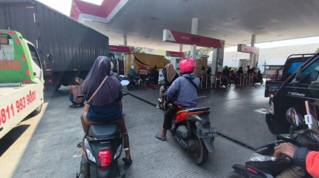 Antrean Pertalite di salah satu SPBU yang terletak di Jalan Inspeksi Kalimalang, Kecamatan Tambun Selatan.