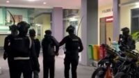 babelan tawuran Personel Batalyon D Pelopor Satbrimob Polda Metro Jaya mengamankan dua remaja yang diduga hendak terlibat tawuran beserta tiga bilah senjata tajam di wilayah Ujung Harapan, Kelurahan Bahgia, Kecamatan Babelan, Kabupaten Bekasi, Selasa (9/06) dinihari.
