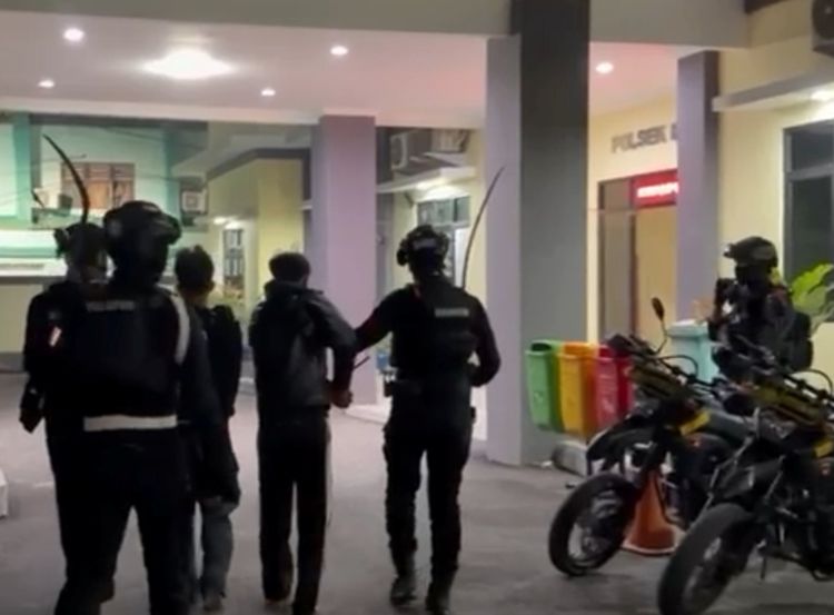 Personel Batalyon D Pelopor Satbrimob Polda Metro Jaya mengamankan dua remaja yang diduga hendak terlibat tawuran beserta tiga bilah senjata tajam di wilayah Ujung Harapan, Kelurahan Bahgia, Kecamatan Babelan, Kabupaten Bekasi, Selasa (9/06) dinihari.