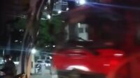 Sebuah baliho yang robek di Jl. KH Raden Ma’mun Nawawi, Desa Pasirsari, Kecamatan Cikarang Selatan Kabupaten Bekasi dinilai membahayakan pengendara, terutama pengguna sepeda motor, karena dapat terayun oleh angin dan berpotensi mencelakai.