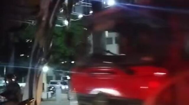 Sebuah baliho yang robek di Jl. KH Raden Ma’mun Nawawi, Desa Pasirsari, Kecamatan Cikarang Selatan Kabupaten Bekasi dinilai membahayakan pengendara, terutama pengguna sepeda motor, karena dapat terayun oleh angin dan berpotensi mencelakai.