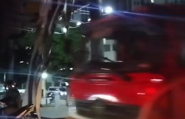 Sebuah baliho yang robek di Jl. KH Raden Ma’mun Nawawi, Desa Pasirsari, Kecamatan Cikarang Selatan Kabupaten Bekasi dinilai membahayakan pengendara, terutama pengguna sepeda motor, karena dapat terayun oleh angin dan berpotensi mencelakai.