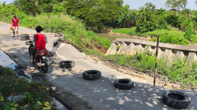 Kondisi ruas Jalan Cikarang Bekasi Laut (CBL) yang mengalami amblas di wilayah Kecamatan Cibitung, Kabupaten Bekasi.