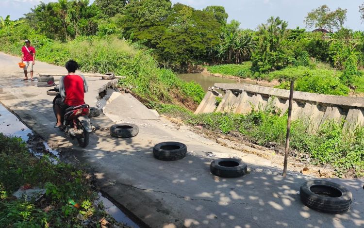 Kondisi ruas Jalan Cikarang Bekasi Laut (CBL) yang mengalami amblas di wilayah Kecamatan Cibitung, Kabupaten Bekasi.