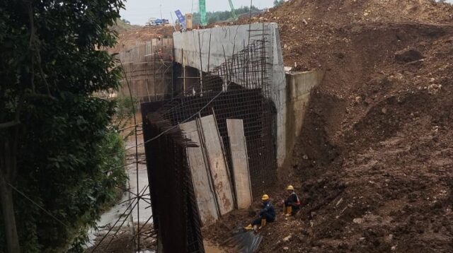 Proyek pembangunan Tol Jakarta-Cikampek II Selatan pada paket 3 mulai memasuki tahap akhir. Tembok penahan tanah (retaining wall) dan box box culvert turut dibangun untuk melindungi mata air Citaman yang sehari-hari digunakan warga.
